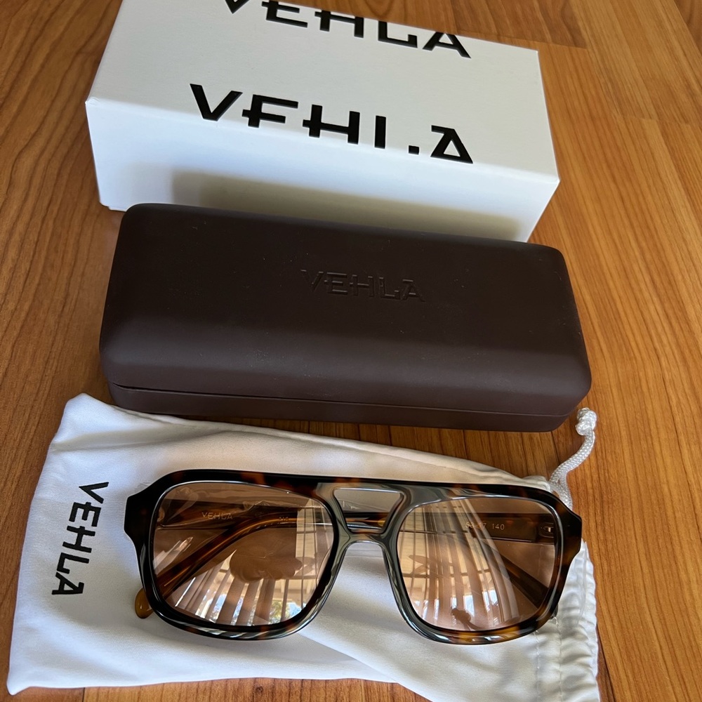 BRAND NEW Vehla Sunglasses, Dixie Choc Tort Cinnamon Sunnies NWT comes with box